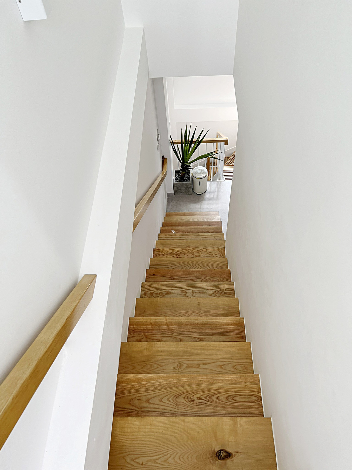  Cầu thang lên tầng 2 với mặt bậc gỗ sồi có chi phí khoảng 1,7 triệu đồng/m2.