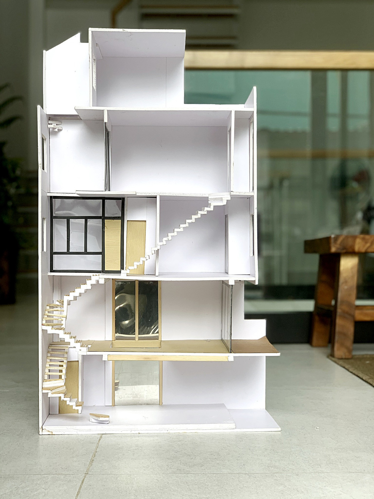 Vì vậy, ngay từ khi nung nấu xây nhà, anh dành mấy tháng tự vẽ, làm mô hình, tính hướng nắng, hướng gió tỉ mỉ. Đến khi khởi công xây nhà, anh đã làm khoảng 8 cái mô hình mới ưng ý.