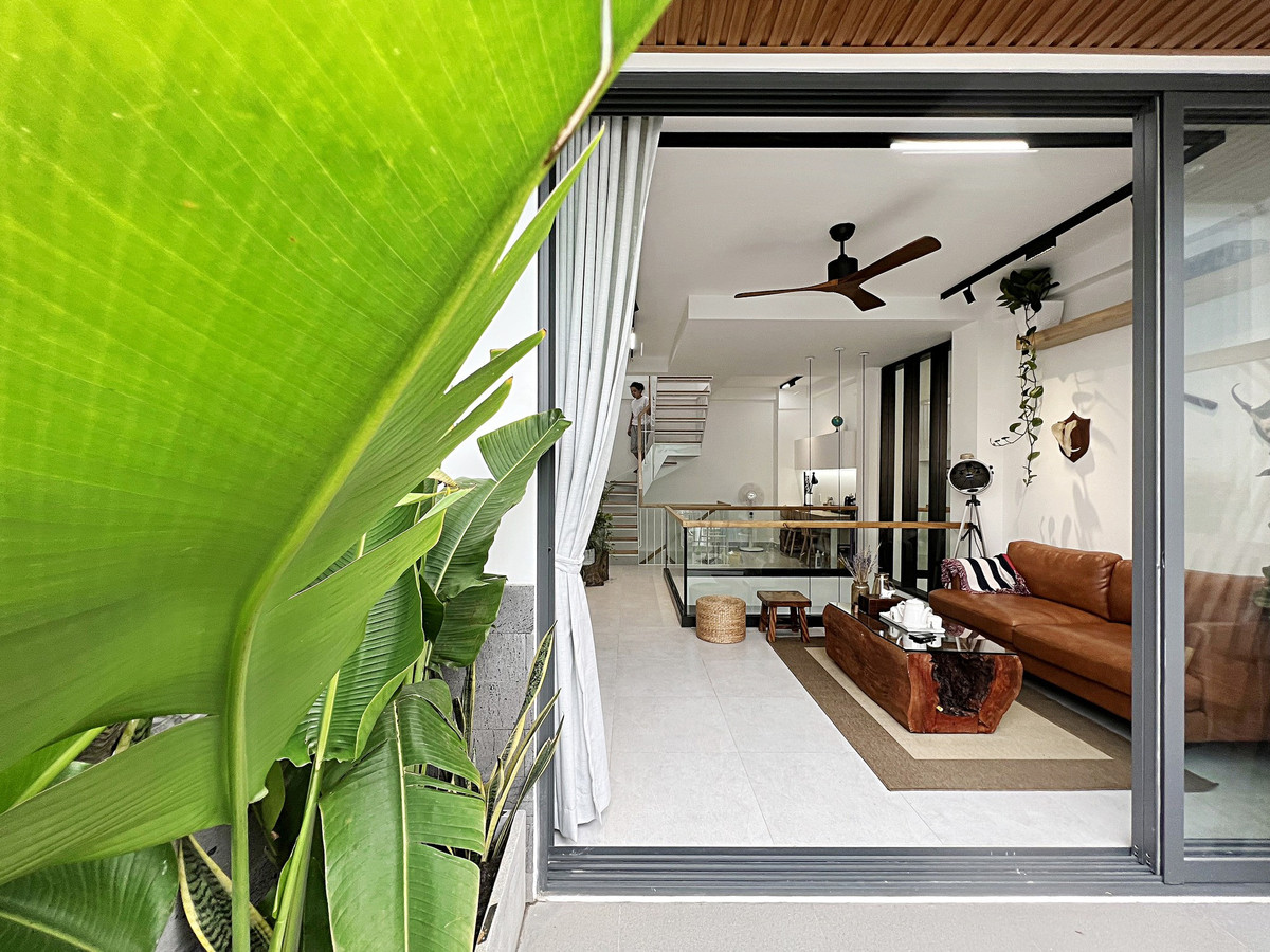 Gia chủ cho biết, công trình xây trên mảnh đất có diện tích 4x10m, trừ lộ giới 2m nên diện tích thực tế chỉ còn 4x8m với cấu trúc một lửng, 2 lầu, 1 sân thượng.