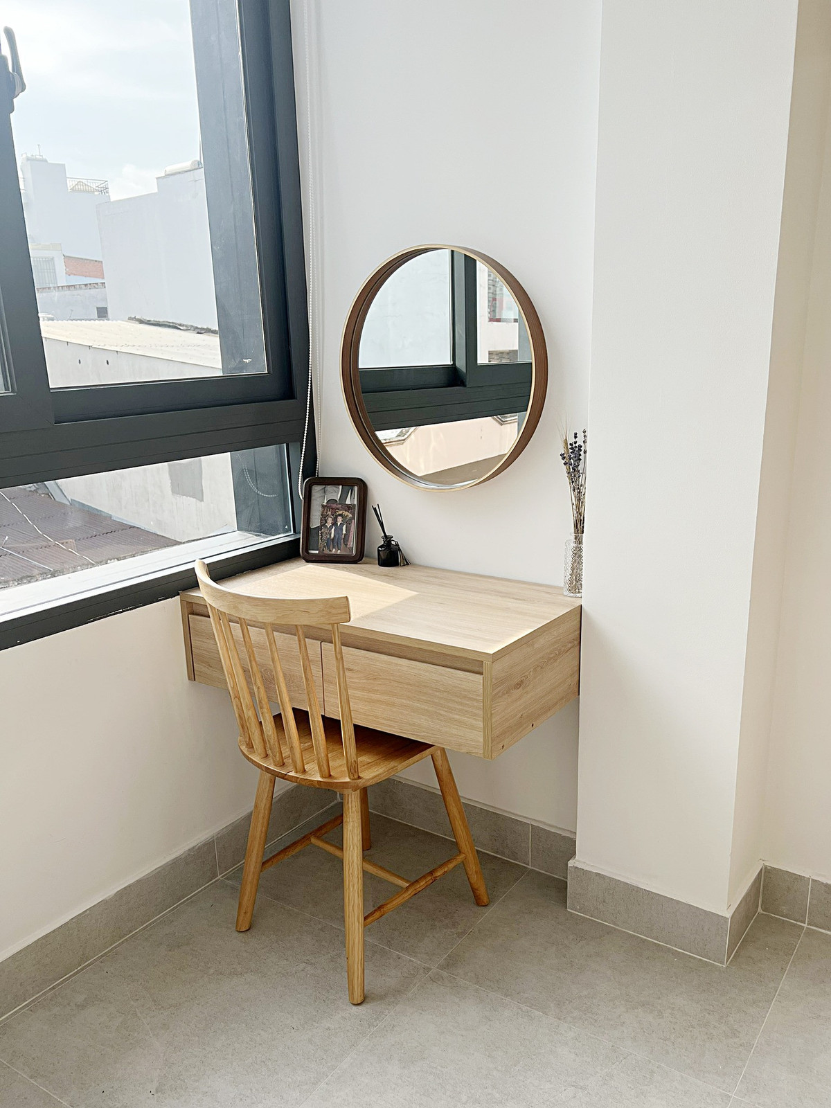 Phòng ngủ bé trai tầng 1 và phòng ngủ master tầng 2. Phòng bé trai dùng hệ giường tầng. Phía dưới là tủ quần áo và bàn học. Cách bố trí như vậy giúp bé có khoang tủ lớn cất quần áo và đồ chơi. Những đồ nội thất này do anh tự vẽ và làm.