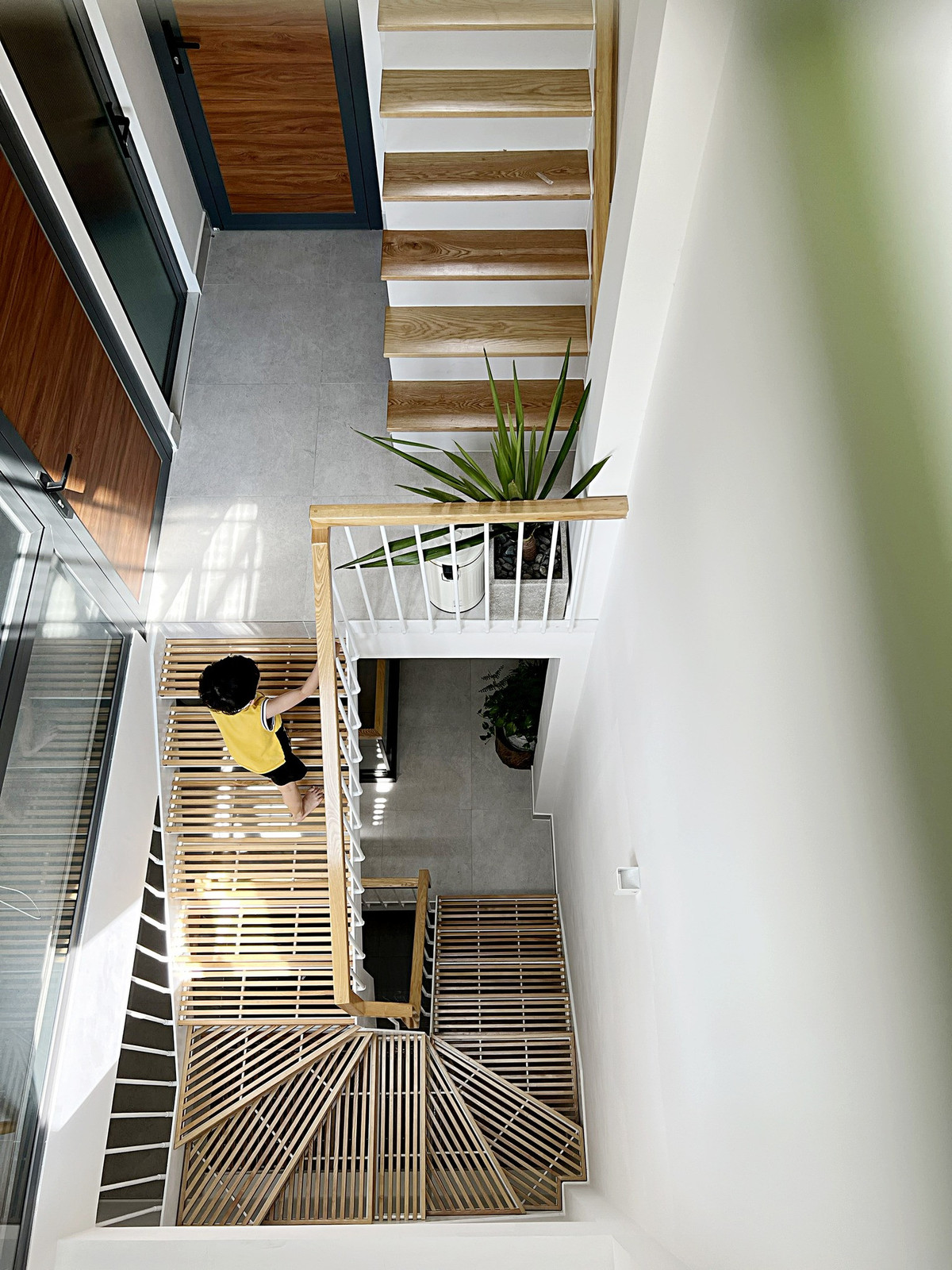 Anh theo sát từ lúc xây thô, đi điện, nước anh cũng tham gia cùng làm. Mọi đồ nội thất như: Tủ, bàn ghế, đồ trang trí… anh tự mày mò làm, bởi anh sợ đặt làm không đúng ý lại tốn chi phí hơn.