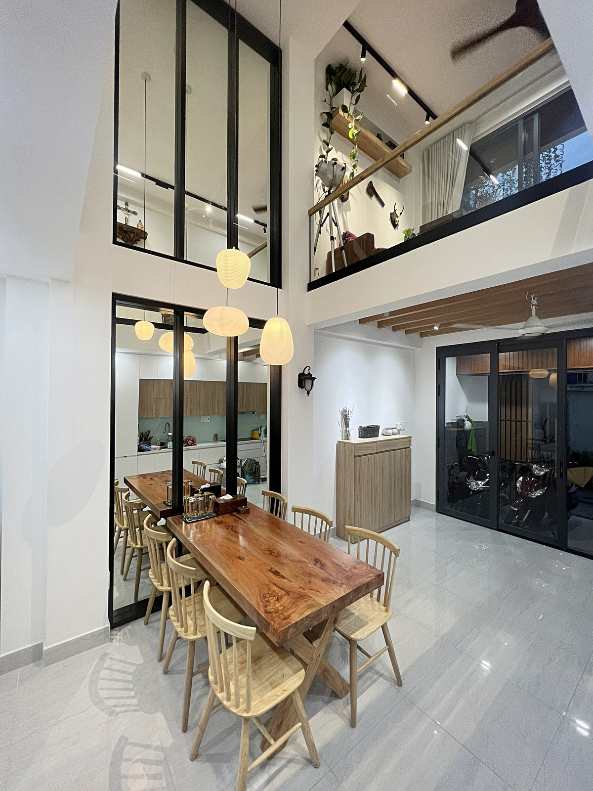 Tầng trệt là nơi để xe, bếp, bàn ăn.