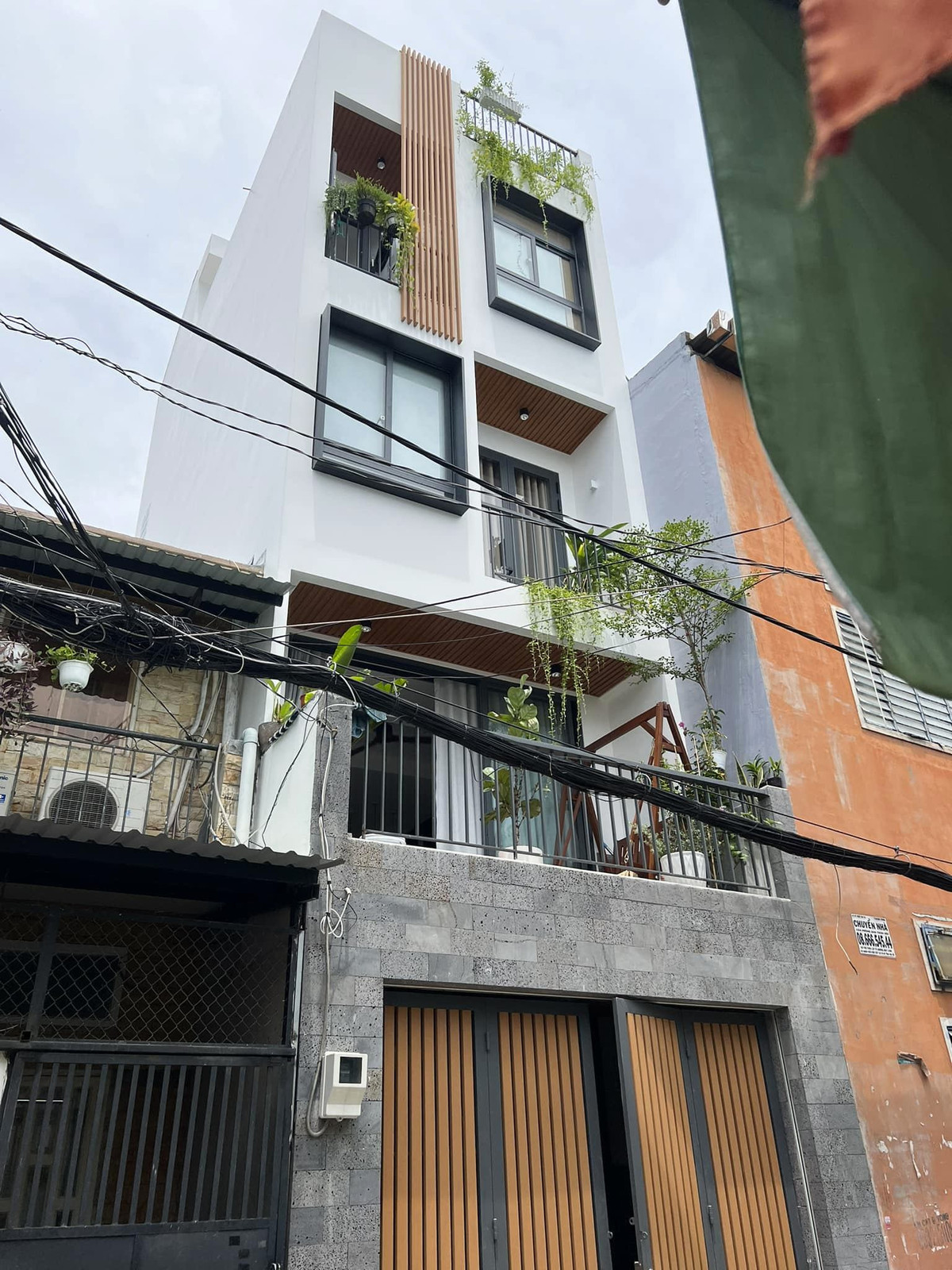 Ngôi nhà ở Buôn Ma Thuột, (Đắk Lắk) của gia đình anh Cao Chí Linh là dạng nhà ống thường thấy ở đô thị. Do các nhà nằm san sát nhau nên hai bên bị bó hẹp và không có nhiều ánh sáng.