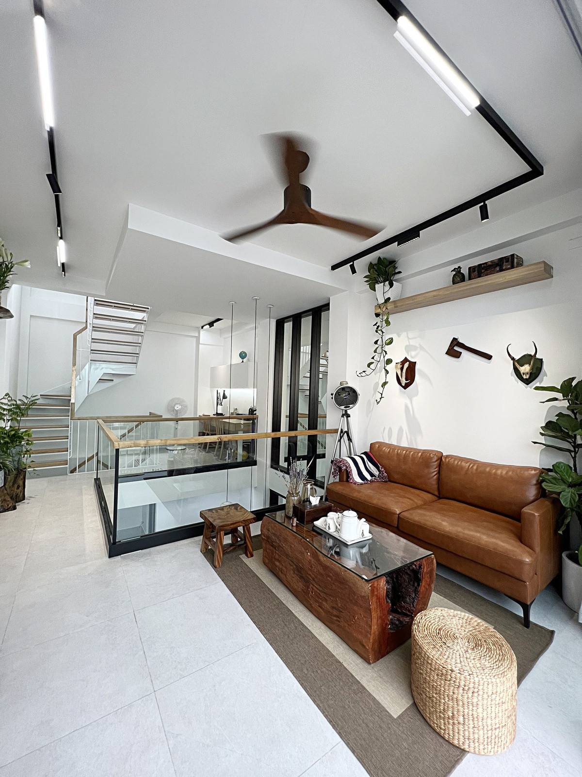 Tầng lửng làm phòng khách, bàn làm việc.