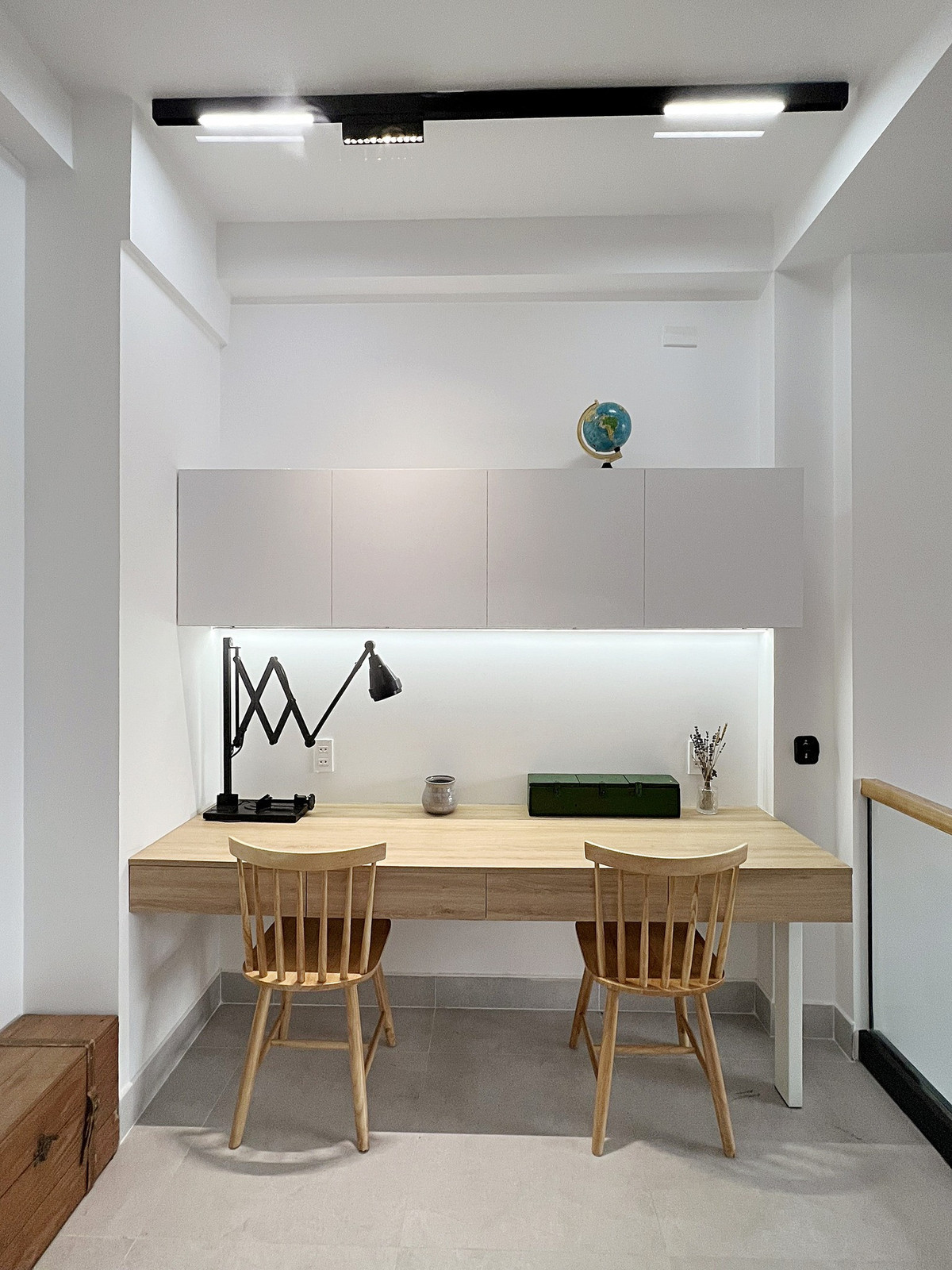 Góc làm việc, học tập của hai bố con. 