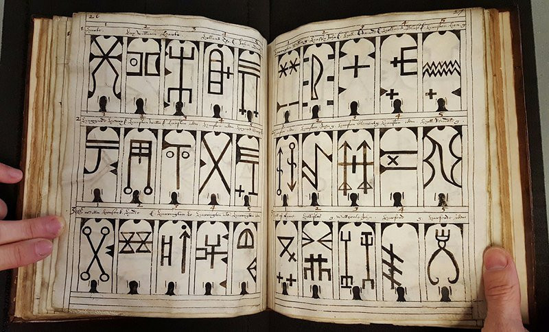 Các dấu này được thiết kế như hình gươm hoặc nỏ, huy hiệu, và cuối cùng là chữ cái. Hàng năm, những người chăm sóc thiên nga sẽ ra các vùng nước mở, chọn con con và đánh dấu chúng. Bất cứ con nào không có dấu thì sẽ thuộc về hoàng gia. Ảnh: The Independent.