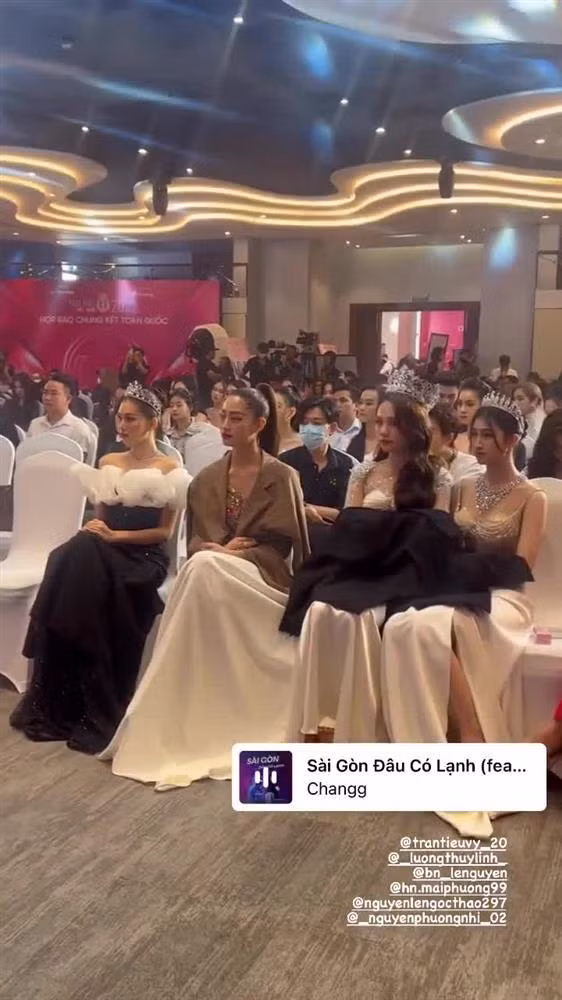 Sau đó, 3 người đẹp phải khoác thêm áo vì quá lạnh.