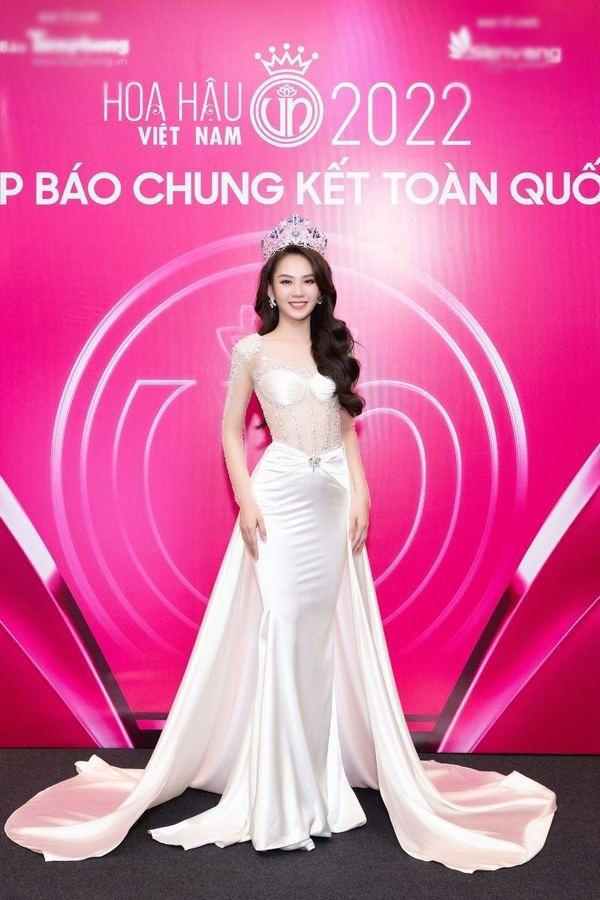 Mới đây, họp báo trước Chung kết Hoa hậu Việt Nam 2022 vừa được tổ chức tại TP. HCM quy tụ dàn người đẹp đình đám với những trang phục cực kỳ "chặt chém" trên thảm đỏ. Tuy nhiên, đến khi vào hội trường và ngồi vào ghế đại biểu thì bao nhiêu thần thái mất sạch vì các bộ đầm mỏng manh không đủ giữ ấm cơ thể giữa những luồng gió máy lạnh thi nhau phả xuống. Kết quả là một hình ảnh khá buồn cười khi Lương Thùy Linh và Phương Nhi phải mượn tà váy của Mai Phương để đắp nhưng sau đó nguyên dàn hậu phải khoác thêm áo vì quá lạnh. Đầu tiên, trên thảm đỏ, Miss World Vietnam 2022 Huỳnh Nguyễn Mai Phương rạng rỡ trong bộ đầm xuyên thấu gần như toàn bộ thân trên và có tà lụa xòe rộng phía sau.