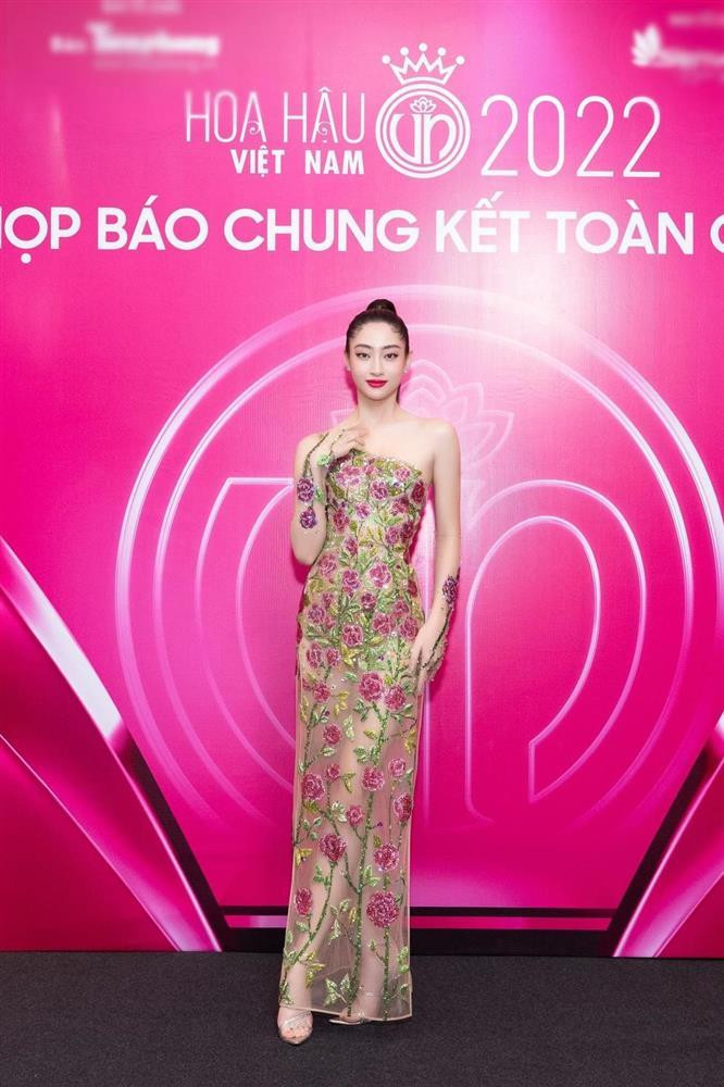 ##b###Lương Thùy Linh còn bạo hơn với chiếc váy xuyên thấu toàn bộ có các chi tiết trang trí hình hoa hồng để hạn chế sự phô phang.