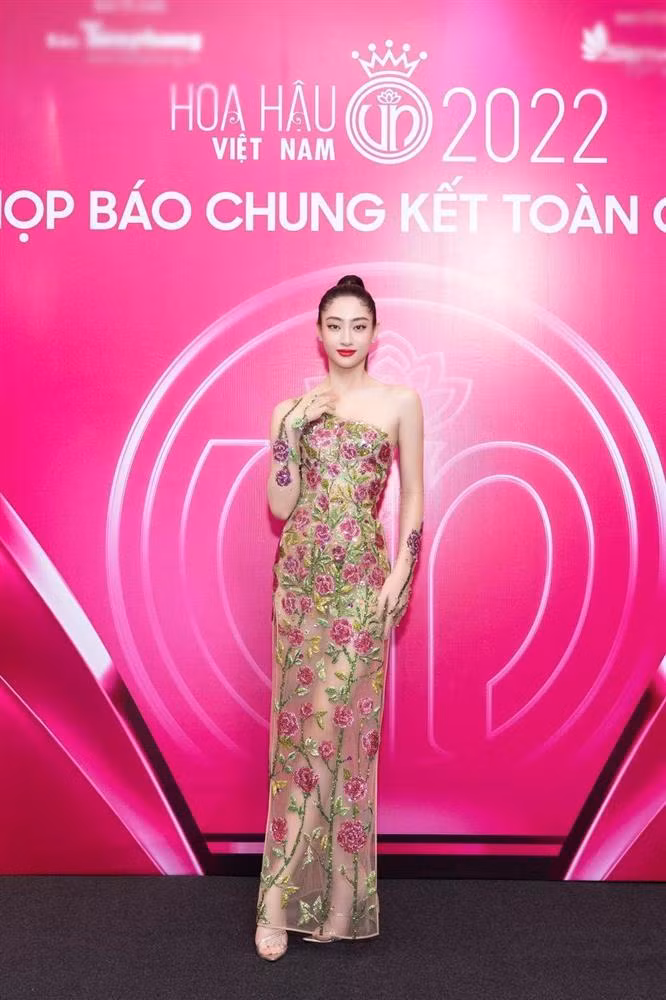  Lương Thùy Linh còn bạo hơn với chiếc váy xuyên thấu toàn bộ có các chi tiết trang trí hình hoa hồng để hạn chế sự phô phang.