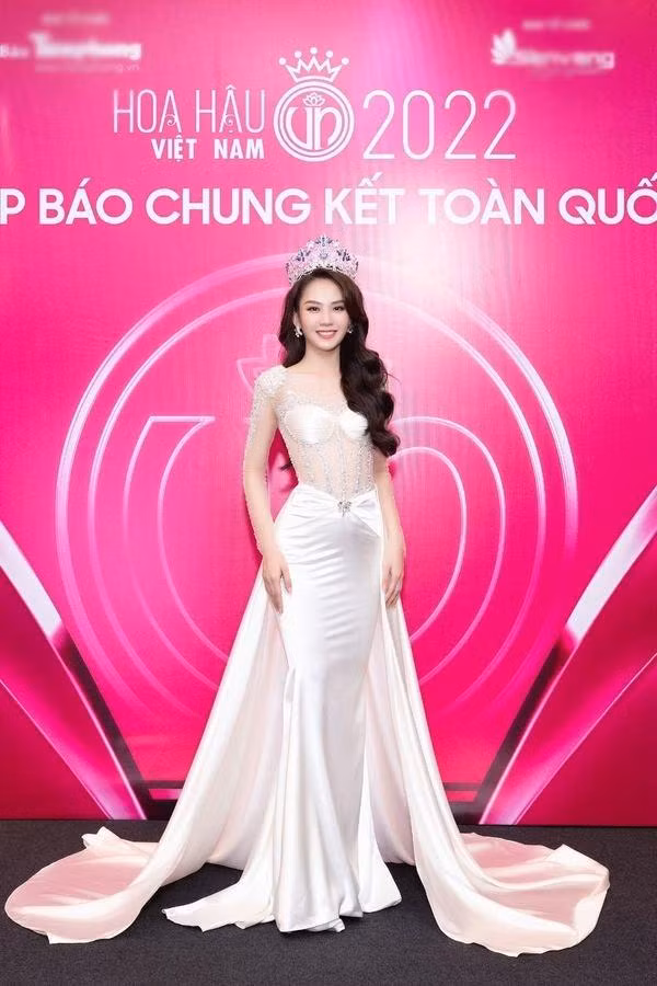 Luong Thuy Linh co ro vi lanh, lay vay cua Mai Phuong lam chan