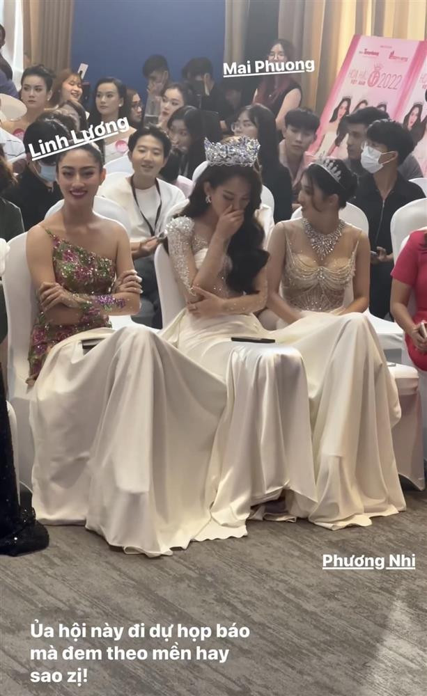 ai Phương phát ho vì bộ đầm mỏng manh không đủ giữ ấm còn 2 người đẹp bên cạnh phải lấy tà váy của Miss World Vietnam 2022 làm chăn.