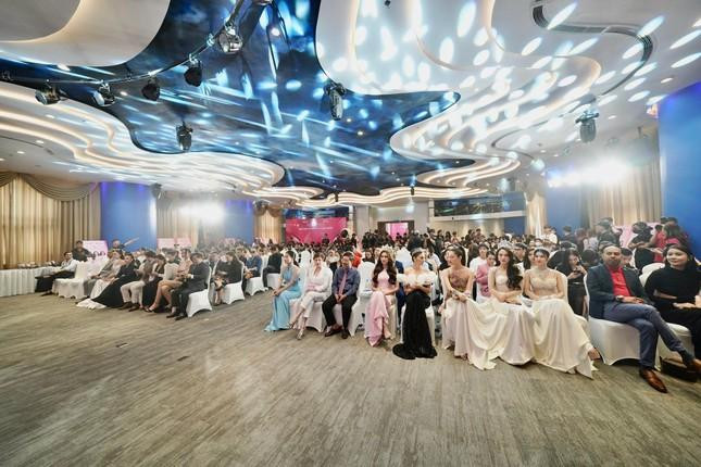 rước khi chương trình bắt đầu, các nàng hậu ổn định vị trí trong hội trường nhưng ngay lập tức bị "sốc nhiệt".