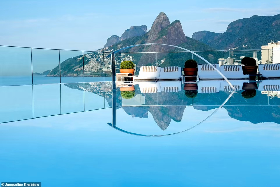 Hồ bơi tầng thượng của khách sạn Hotel Fasano, Rio de Janeiro, Brazil, được đánh giá có đẳng cấp vượt trội ở Nam Mỹ. Nằm ở bãi biển Ipanema, du khách tới đây sẽ choáng ngợp bởi núi non hùng vĩ xung quanh. Đôi khi trên hồ bơi khá đông đúc, bạn có thể đến sớm trước ăn sáng hoặc nán lại uống cocktail chờ đợi bữa trưa.