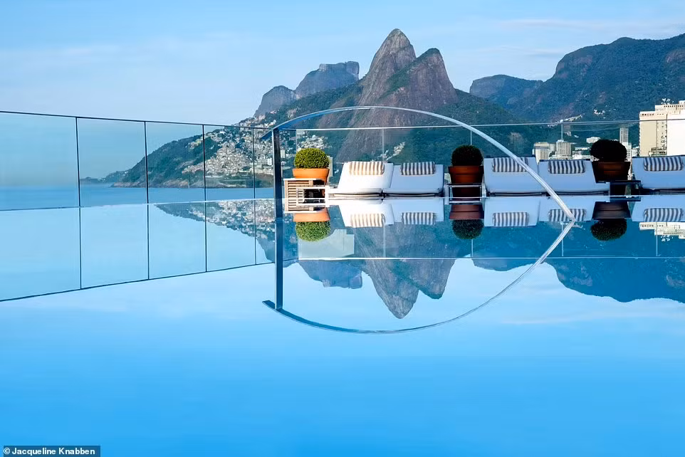 Hồ bơi tầng thượng của khách sạn Hotel Fasano, Rio de Janeiro, Brazil, được đánh giá có đẳng cấp vượt trội ở Nam Mỹ. Nằm ở bãi biển Ipanema, du khách tới đây sẽ choáng ngợp bởi núi non hùng vĩ xung quanh. Đôi khi trên hồ bơi khá đông đúc, bạn có thể đến sớm trước ăn sáng hoặc nán lại uống cocktail chờ đợi bữa trưa.