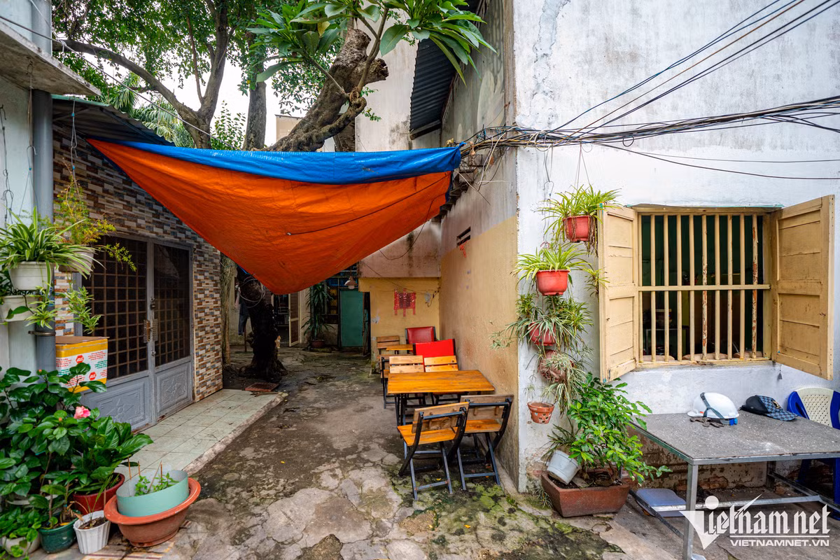 Một người dân sinh sống tại đây cho biết đã sống trong căn nhà 100m2 hơn 40 năm qua nhưng không được sửa chữa nên nó khá xập xệ. "Có 11 hộ gia đình nhưng có 2 hộ do diện tích nhỏ đã nhanh chóng chấp nhận đền bù và dọn đi", người này nói thêm.