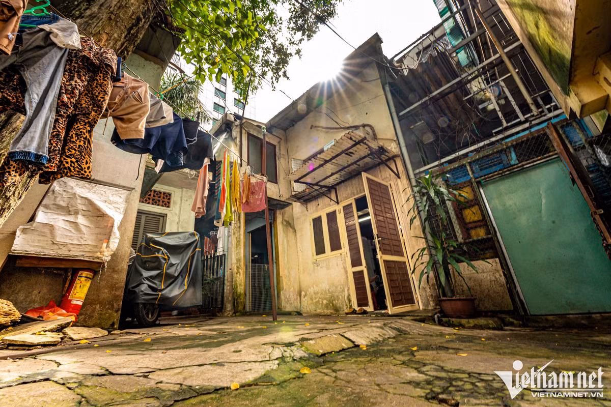 Phía bên trong số 36 Chu Mạnh Trinh là nơi ở tập thể của các cán bộ, nhân viên Vinafood 2 sau năm 1975. Bên trong có tổng 11 căn nhà, nhiều năm nay, nhà cửa tại khu đất này đã xuống cấp nghiêm trọng do không được sửa chữa, người dân chỉ đành sống leo lắt trong những căn nhà lụp xụp ngay giữa trung tâm thành phố.