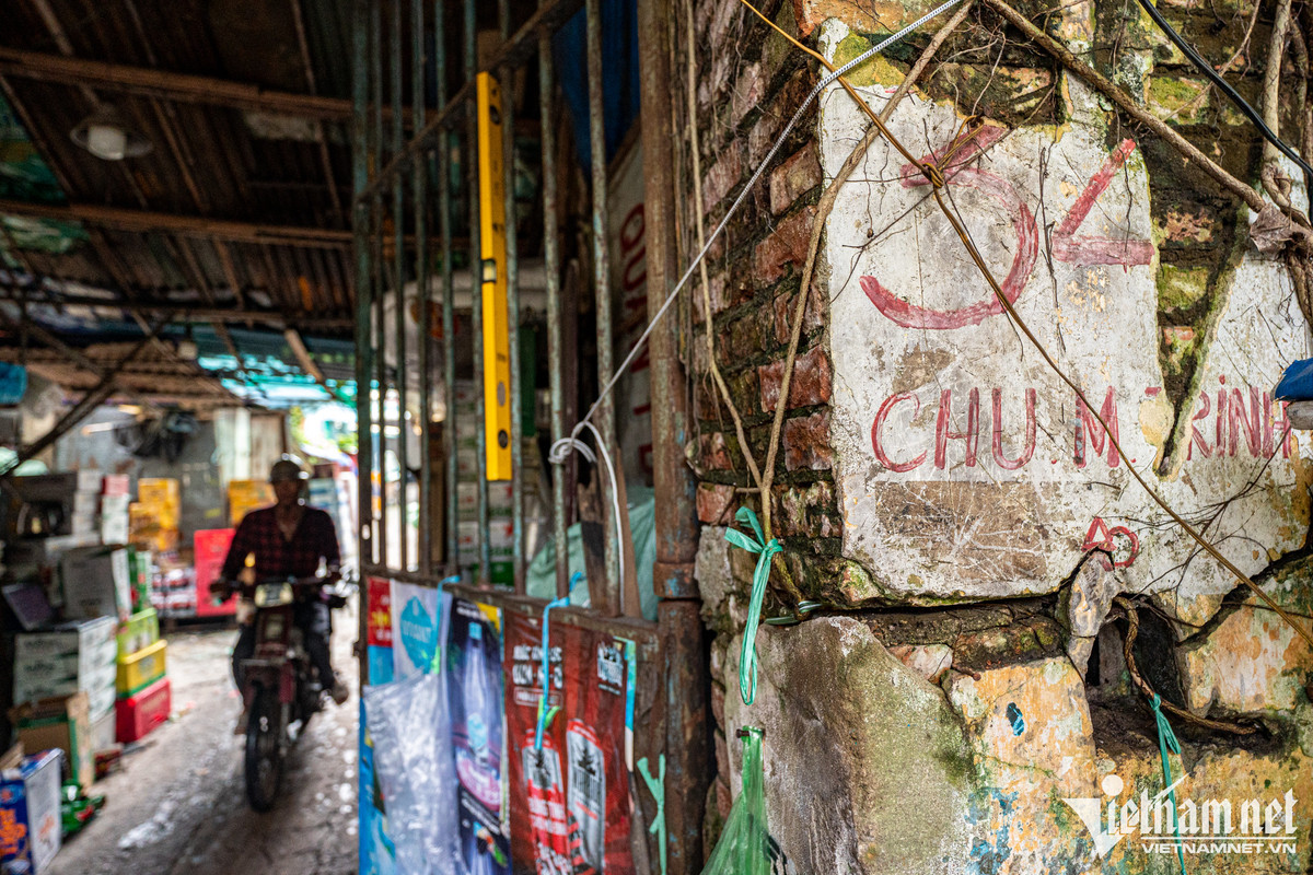 Tương tự, tại khu nhà số 34 Chu Mạnh Trinh cũng được thiết kế với 11 gia đình sinh sống. Họ đều không đồng tình với cơ chế đền bù của Vinafood 2 khi giải tỏa mặt bằng.