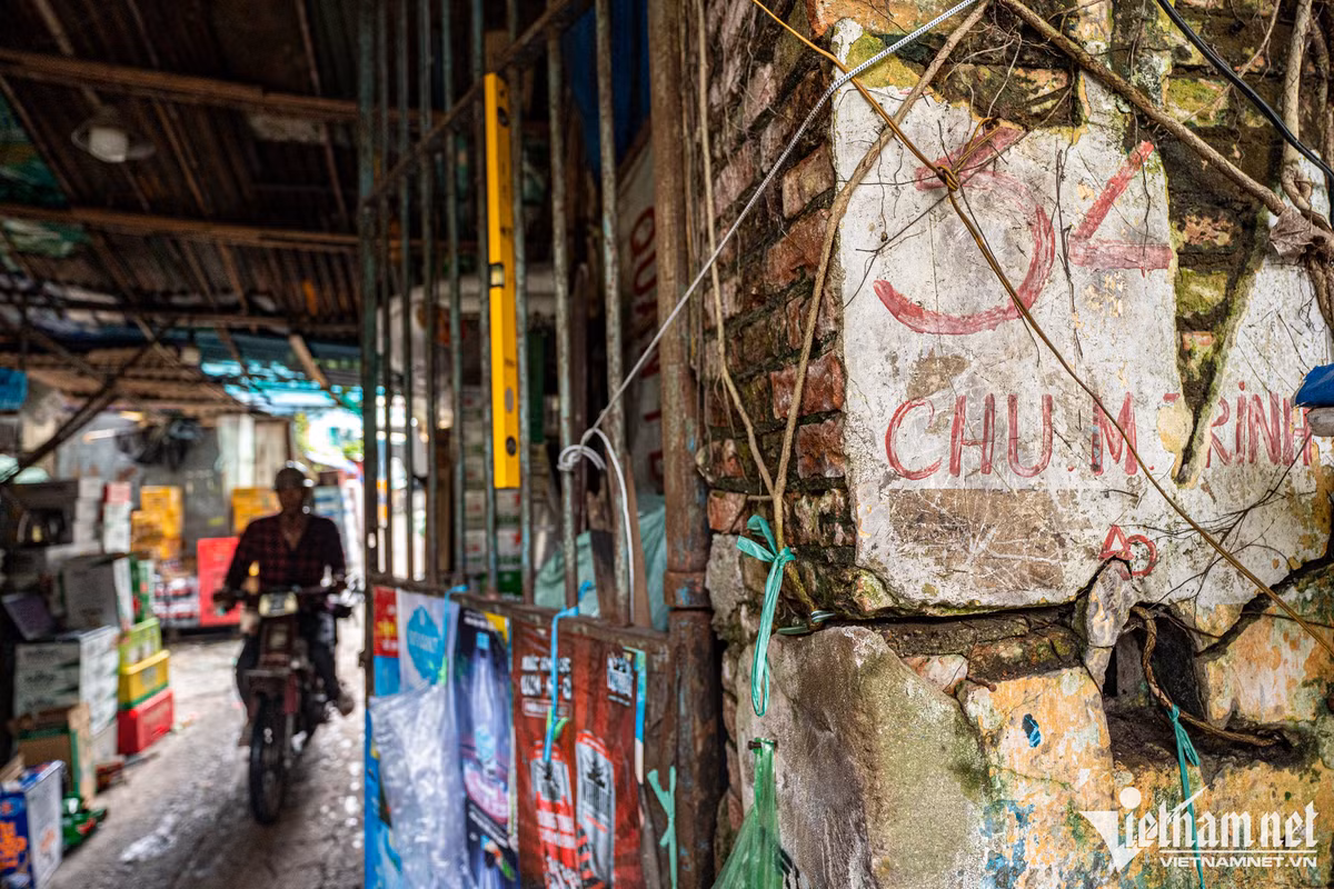 Tương tự, tại khu nhà số 34 Chu Mạnh Trinh cũng được thiết kế với 11 gia đình sinh sống. Họ đều không đồng tình với cơ chế đền bù của Vinafood 2 khi giải tỏa mặt bằng.