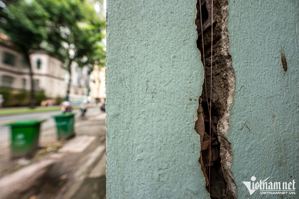 br/> Xung quanh khu đất 34-36-42 Chu Mạnh Trinh được bao bọc bằng một tường rào bê tông cao, xuất hiện nhiều vết nứt lớn và có khả năng đổ sập bất cứ lúc nào.