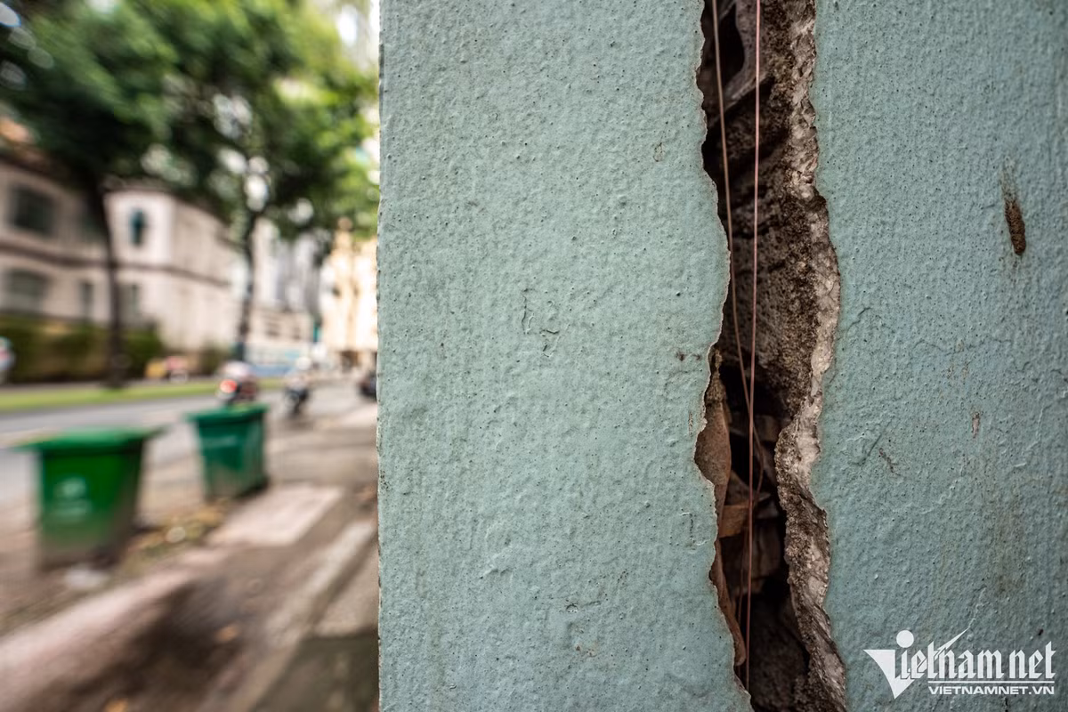 br/> Xung quanh khu đất 34-36-42 Chu Mạnh Trinh được bao bọc bằng một tường rào bê tông cao, xuất hiện nhiều vết nứt lớn và có khả năng đổ sập bất cứ lúc nào.