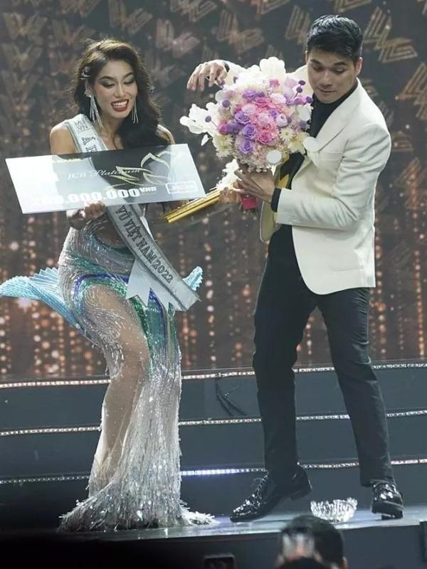 2 tân Á hậu trùng tên Nhi cùng rơi vương miện lúc đăng quang - Hình 8 2 tan A hau trung ten Nhi cung roi vuong mien luc dang quang-Hinh-8