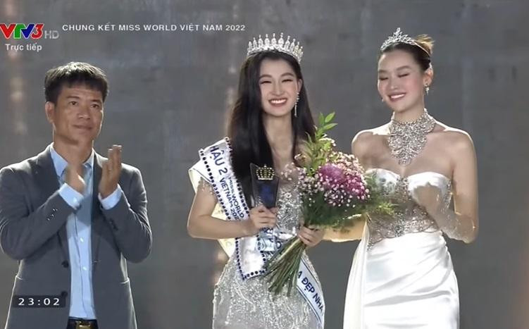 2 tân Á hậu trùng tên Nhi cùng rơi vương miện lúc đăng quang - Hình 2 2 tan A hau trung ten Nhi cung roi vuong mien luc dang quang-Hinh-2