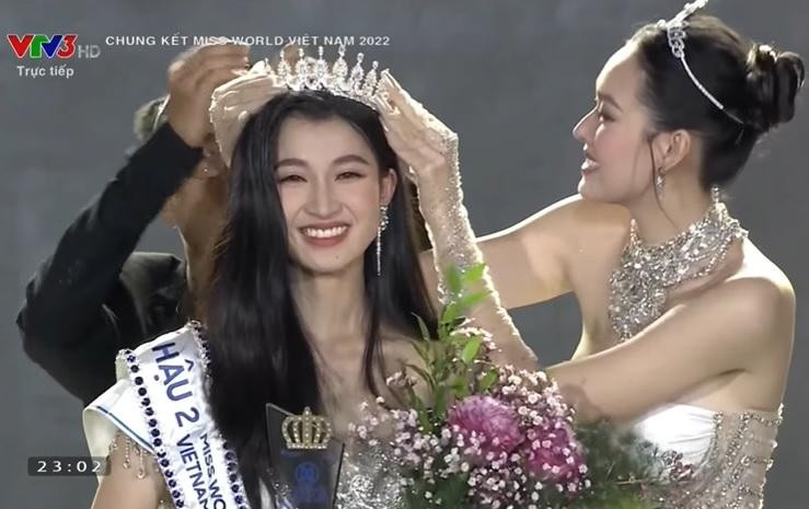 2 tân Á hậu trùng tên Nhi cùng rơi vương miện lúc đăng quang 2 tan A hau trung ten Nhi cung roi vuong mien luc dang quang