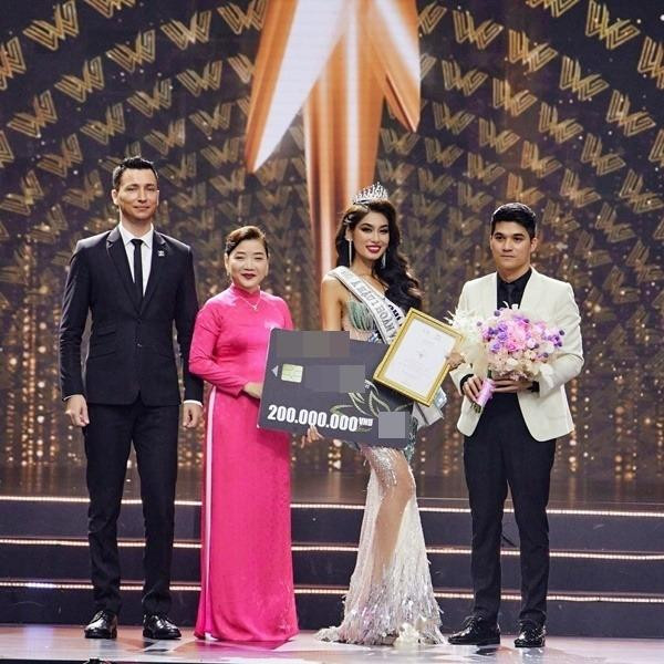 2 tân Á hậu trùng tên Nhi cùng rơi vương miện lúc đăng quang - Hình 6 2 tan A hau trung ten Nhi cung roi vuong mien luc dang quang-Hinh-6