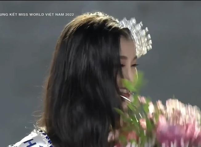 2 tân Á hậu trùng tên Nhi cùng rơi vương miện lúc đăng quang - Hình 3 2 tan A hau trung ten Nhi cung roi vuong mien luc dang quang-Hinh-3