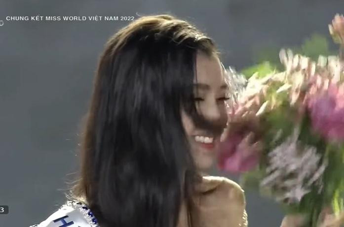 2 tân Á hậu trùng tên Nhi cùng rơi vương miện lúc đăng quang - Hình 4 2 tan A hau trung ten Nhi cung roi vuong mien luc dang quang-Hinh-4