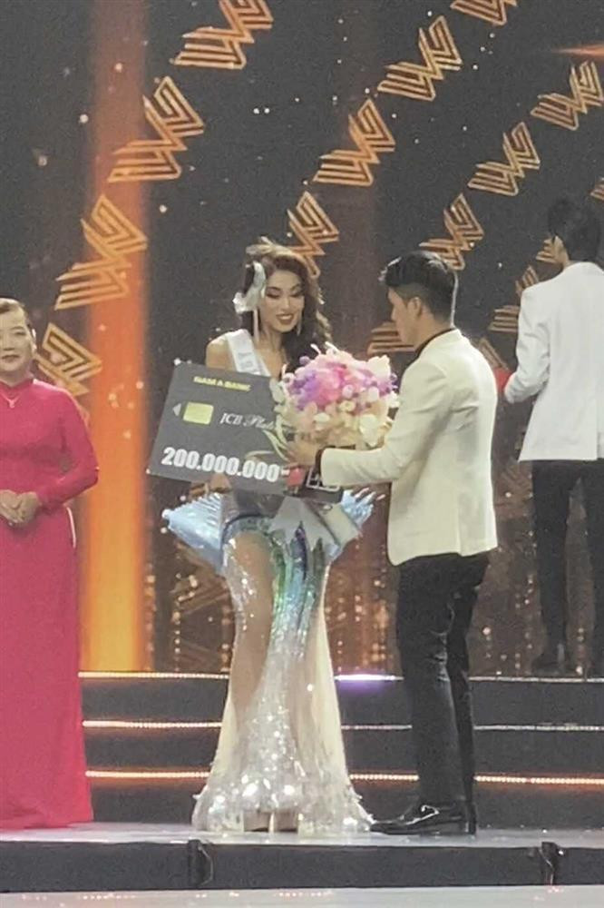 2 tân Á hậu trùng tên Nhi cùng rơi vương miện lúc đăng quang - Hình 7 2 tan A hau trung ten Nhi cung roi vuong mien luc dang quang-Hinh-7