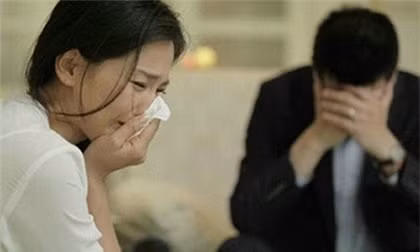 Chi vi cong hanh tren bat, chong dap ca mam com chui toi o ban