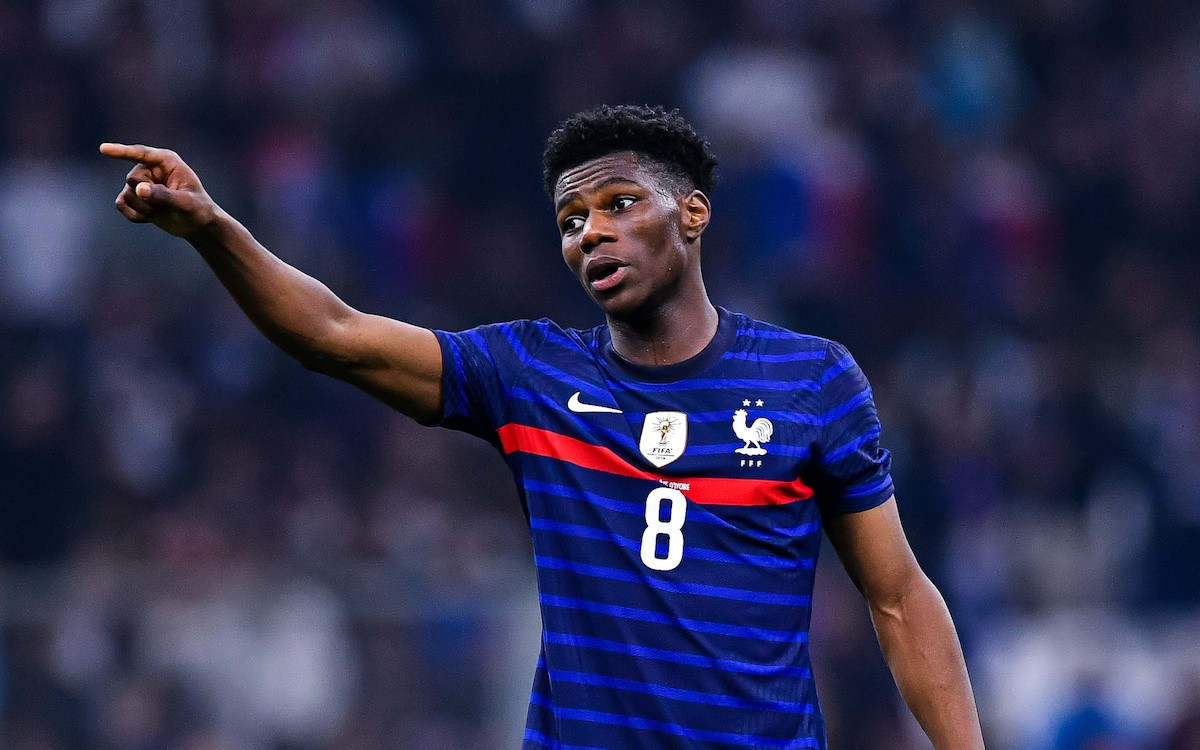 Aurelien Tchouameni (22 tuổi - Pháp): Trong bối cảnh Paul Pogba và N'Golo Kante đều vắng mặt ở World Cup 2022 vì chấn thương, Tchouameni trở thành niềm hy vọng của tuyển Pháp ở khu trung tuyến. Bản hợp đồng trị giá 80 triệu euro của Real Madrid thi đấu ngày càng chững chạc và chiếm được lòng tin của HLV Didier Deschamps.