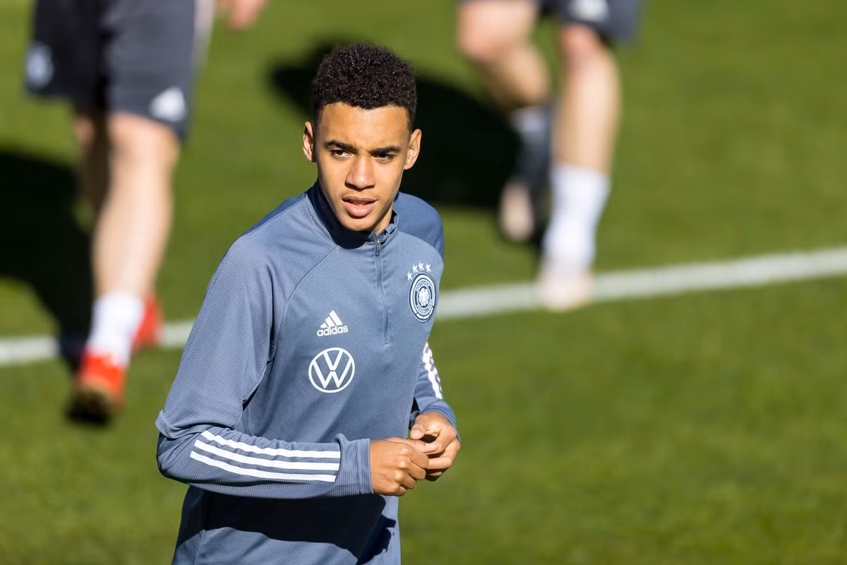 Jamal Musiala (19 tuổi - Đức): Một trong số những tài năng trẻ sáng giá nhất của tuyển Đức ở World Cup 2022 là Musiala. Mùa 2022/23, tiền vệ này ghi 7 bàn và góp 4 kiến tạo sau 11 trận cho Bayern Munich. Phong độ cao của Musiala giúp sao trẻ này có thêm cơ hội ra mắt ở World Cup trong đội hình của HLV Hansi Flick.