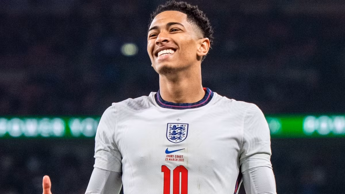 Jude Bellingham (19 tuổi - Anh): Bellingham rực sáng trong màu áo Dortmund mùa 2022/23 với 7 bàn sau 17 trận ở mọi đấu trường dù cầu thủ này có sở trường đá tiền vệ. Nếu duy trì được phong độ như dưới màu áo CLB, Bellingham có thể trở thành quân bài quan trọng của tuyển Anh ở World Cup 2022.