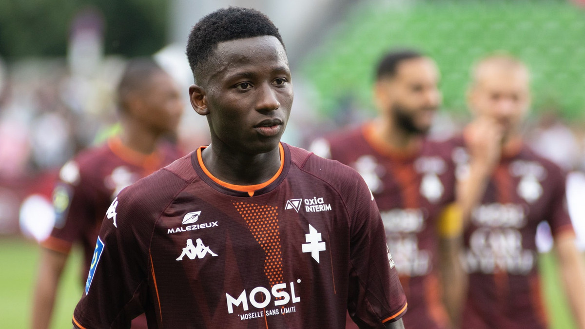 Pape Matar Sarr (20 tuổi - Senegal): Tài năng trẻ của Tottenham góp mặt trong thành phần tuyển Senegal vô địch CAN 2022. Chơi tốt ở cả vị trí tiền vệ trung tâm và hộ công, Matar Sarr được đánh giá là một trong những "nhạc trưởng" tiềm năng nhất của bóng đá Senegal vài năm gần đây.