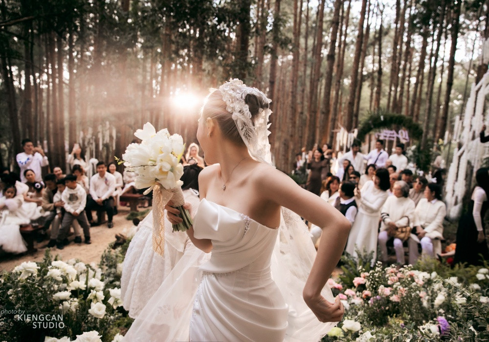 Doan Di Bang dien vay cuoi long lay ky niem 10 nam ket hon-Hinh-4