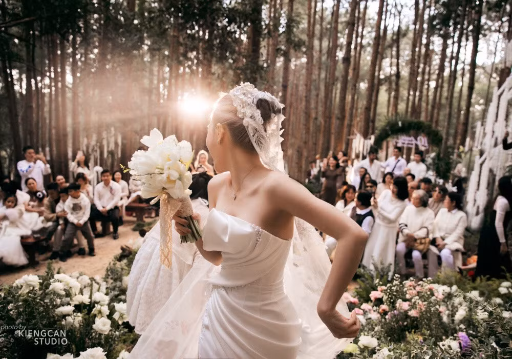 Doan Di Bang dien vay cuoi long lay ky niem 10 nam ket hon-Hinh-4