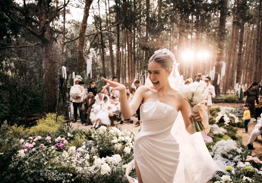 Doan Di Bang dien vay cuoi long lay ky niem 10 nam ket hon-Hinh-3