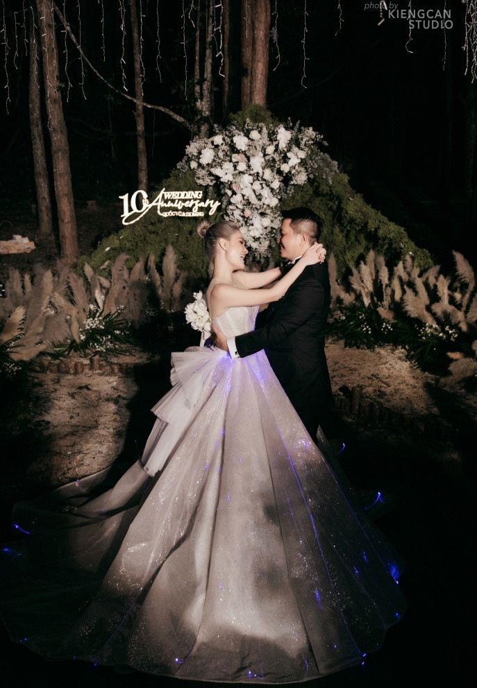 Đoàn Di Băng diện váy cưới lộng lẫy kỷ niệm 10 năm kết hôn - Hình 10 Doan Di Bang dien vay cuoi long lay ky niem 10 nam ket hon-Hinh-10