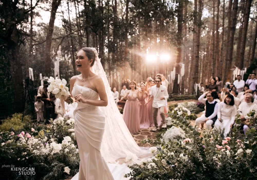 Doan Di Bang dien vay cuoi long lay ky niem 10 nam ket hon-Hinh-2