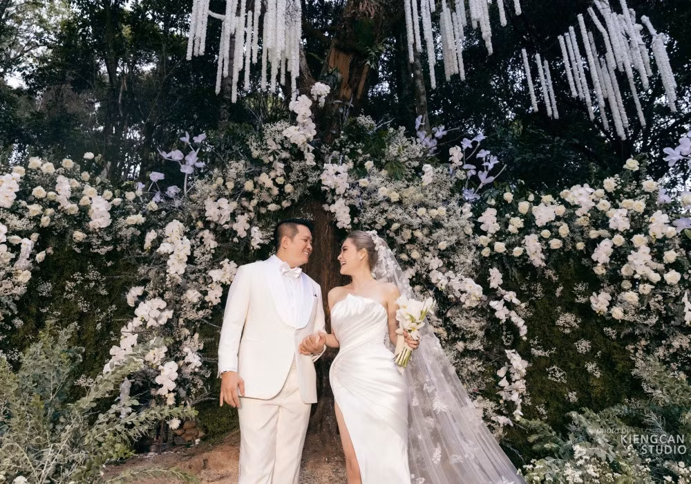 Doan Di Bang dien vay cuoi long lay ky niem 10 nam ket hon