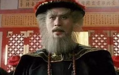 Ngao Bai qua doi, Khang Hi doi xu voi vo con ong ra sao?-Hinh-2