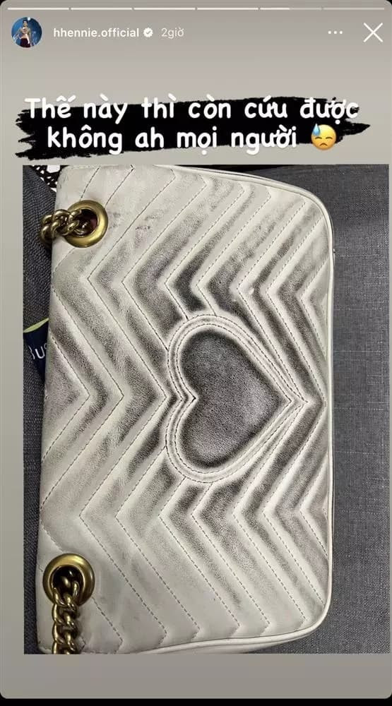 Dân tình phát ngất vì chiếc túi 50 triệu giờ như đồ chợ khi qua tay sử dụng cửa Hoa hậu H'Hen Niê. Những ai yêu thích thời trang sẽ biết chiếc túi Gucci GG Marmont mini top handle bag có giá lên đến 50 triệu đồng. Đây từng là mẫu túi mà các ngôi sao quốc tế và Việt Nam đều yêu thích. Thật không ngờ khi thuộc sở hữu của H'Hen Niê thì nó mất hết sự sang trọng, đắt giá vốn có.
