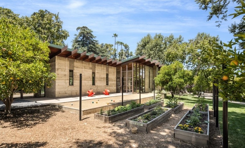 Khu vực giải trí có sân tennis và sân chơi bóng gỗ. Ảnh: Tyler Hogan.