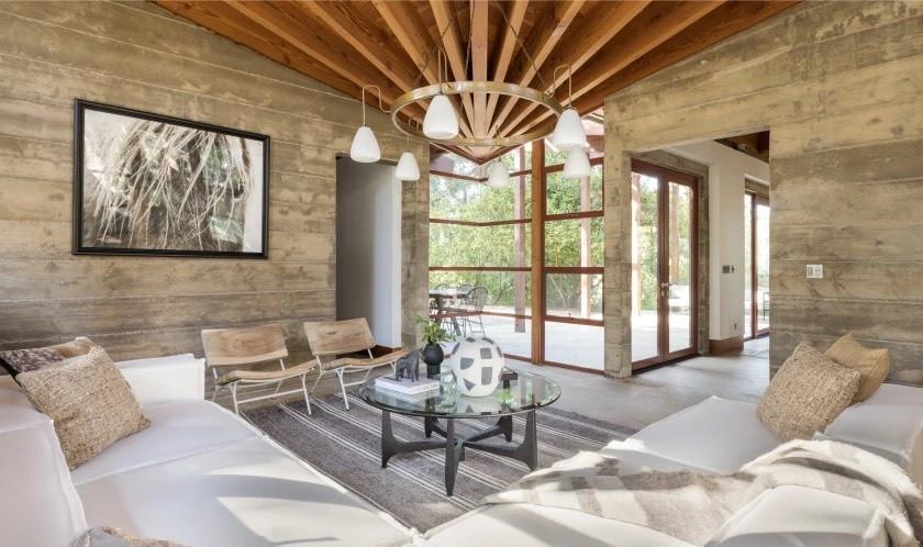 Ngoài ra, dinh thự còn có một nhà riêng dành cho khách, một phòng gym, khu để xe với tối đa 3 chỗ đỗ, một văn phòng và một studio nghệ thuật. Ảnh: Tyler Hogan.