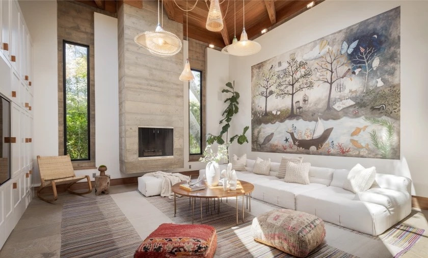 Phòng khách ấm cúng nhưng vẫn sang trọng với lò sưởi lớn. Ảnh: Tyler Hogan.