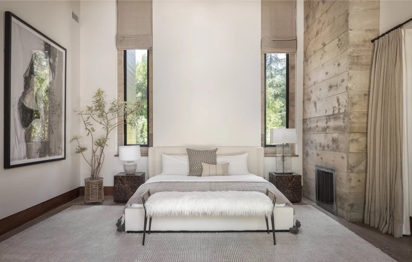 5 phòng ngủ cùng 8 phòng tắm có tổng diện tích hơn 700 m2. Các bức tường được trang trí bằng kính với cửa sổ nhìn ra khu vườn nhiều cây cối. Ảnh: Tyler Hogan.