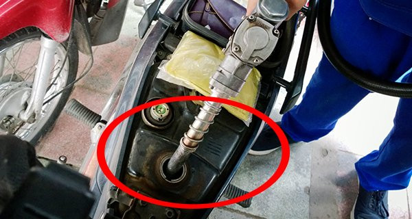 Đổ xăng đừng hô "đầy bình" hay 50 ngàn Do xang dung ho